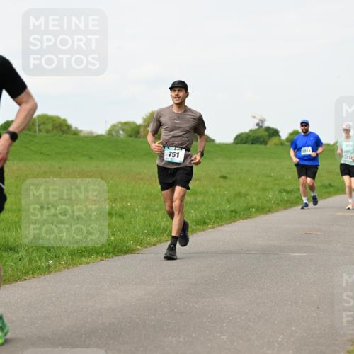 10.05.2026 - 8. Wedeler Halbmarathon Dr. Thomas Lammeyer http://msf.ph/oto/9698674 10.05.2026 11:33:52 Laufen 127, 751, 2213, 2214 meine-sportfotos.de