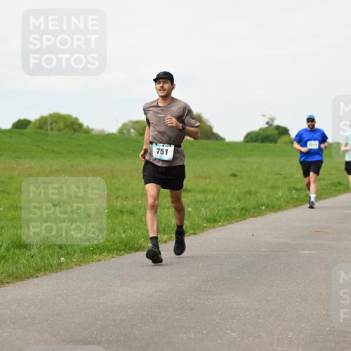 10.05.2026 - 8. Wedeler Halbmarathon Dr. Thomas Lammeyer http://msf.ph/oto/9698676 10.05.2026 11:33:53 Laufen 751 meine-sportfotos.de