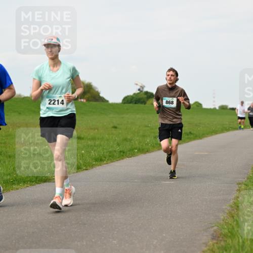 10.05.2026 - 8. Wedeler Halbmarathon Dr. Thomas Lammeyer http://msf.ph/oto/9698700 10.05.2026 11:33:58 Laufen 2213, 2214, 868 meine-sportfotos.de