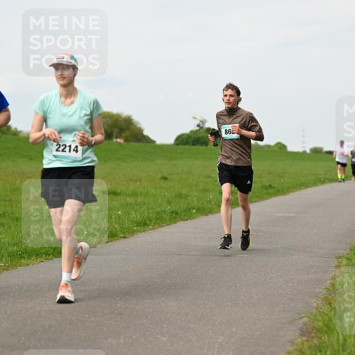 10.05.2026 - 8. Wedeler Halbmarathon Dr. Thomas Lammeyer http://msf.ph/oto/9698701 10.05.2026 11:33:58 Laufen 2213, 2214, 868 meine-sportfotos.de
