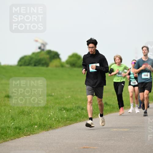 10.05.2026 - 8. Wedeler Halbmarathon Dr. Thomas Lammeyer http://msf.ph/oto/9698854 10.05.2026 11:35:01 Laufen 891, 740, 888 meine-sportfotos.de