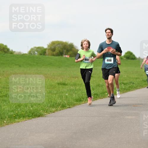 10.05.2026 - 8. Wedeler Halbmarathon Dr. Thomas Lammeyer http://msf.ph/oto/9698885 10.05.2026 11:35:06 Laufen 891, 888, 104 meine-sportfotos.de