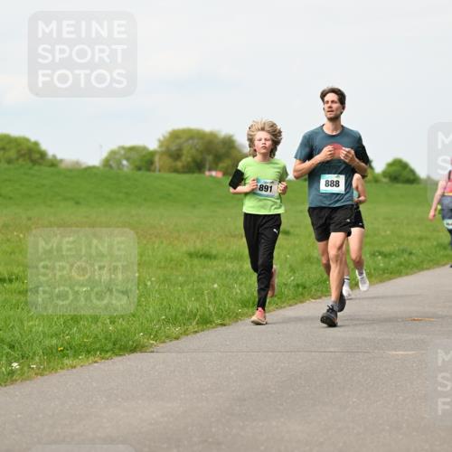 10.05.2026 - 8. Wedeler Halbmarathon Dr. Thomas Lammeyer http://msf.ph/oto/9698886 10.05.2026 11:35:06 Laufen 891, 888 meine-sportfotos.de