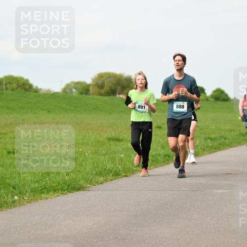 10.05.2026 - 8. Wedeler Halbmarathon Dr. Thomas Lammeyer http://msf.ph/oto/9698887 10.05.2026 11:35:06 Laufen 891, 888 meine-sportfotos.de