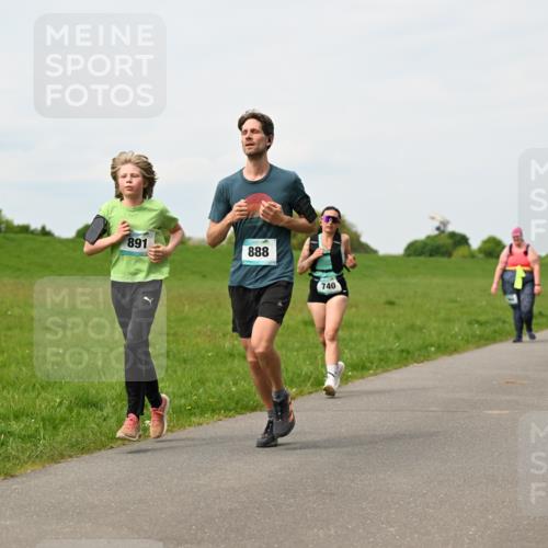 10.05.2026 - 8. Wedeler Halbmarathon Dr. Thomas Lammeyer http://msf.ph/oto/9698900 10.05.2026 11:35:08 Laufen 891, 888, 740 meine-sportfotos.de