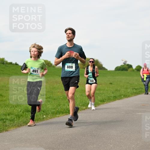 10.05.2026 - 8. Wedeler Halbmarathon Dr. Thomas Lammeyer http://msf.ph/oto/9698901 10.05.2026 11:35:08 Laufen 891, 888, 740 meine-sportfotos.de