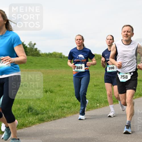 10.05.2026 - 8. Wedeler Halbmarathon Dr. Thomas Lammeyer http://msf.ph/oto/9698995 10.05.2026 11:35:39 Laufen 889, 890, 258, 698 meine-sportfotos.de