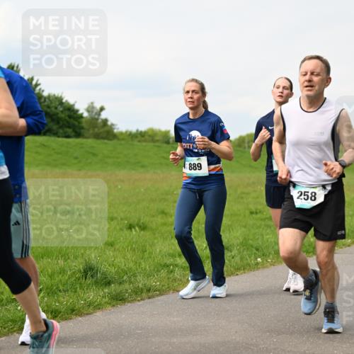 10.05.2026 - 8. Wedeler Halbmarathon Dr. Thomas Lammeyer http://msf.ph/oto/9698996 10.05.2026 11:35:39 Laufen 605, 889, 258, 698 meine-sportfotos.de