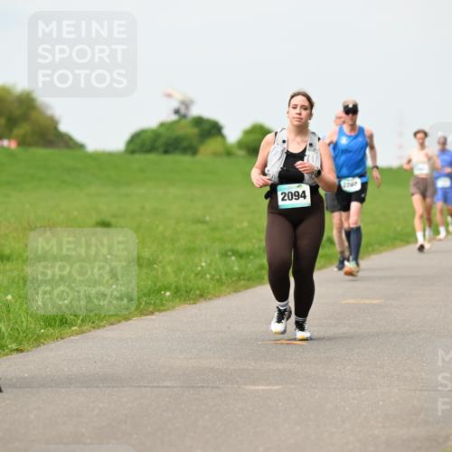 10.05.2026 - 8. Wedeler Halbmarathon Dr. Thomas Lammeyer http://msf.ph/oto/9699008 10.05.2026 11:35:43 Laufen 698, 2094, 220 meine-sportfotos.de