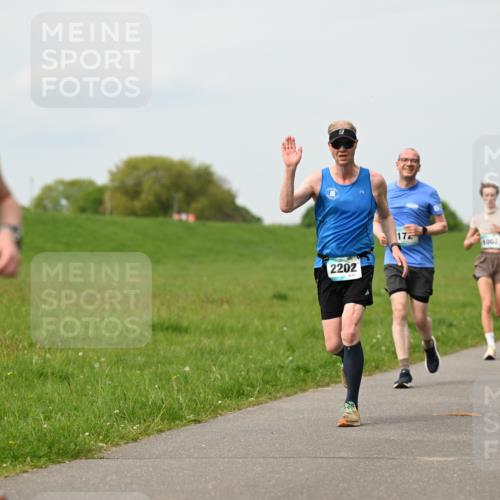 10.05.2026 - 8. Wedeler Halbmarathon Dr. Thomas Lammeyer http://msf.ph/oto/9699024 10.05.2026 11:35:46 Laufen 2094, 172, 1007, 2202 meine-sportfotos.de
