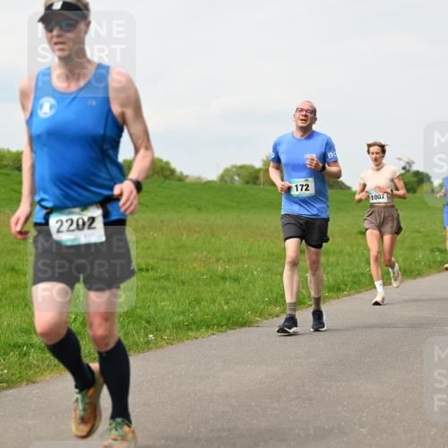 10.05.2026 - 8. Wedeler Halbmarathon Dr. Thomas Lammeyer http://msf.ph/oto/9699042 10.05.2026 11:35:49 Laufen 2202, 172, 1007, 2180 meine-sportfotos.de
