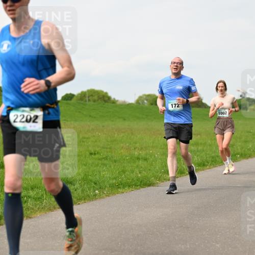 10.05.2026 - 8. Wedeler Halbmarathon Dr. Thomas Lammeyer http://msf.ph/oto/9699043 10.05.2026 11:35:49 Laufen 2202, 172, 1007, 2180 meine-sportfotos.de