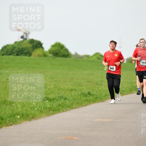 10.05.2026 - 8. Wedeler Halbmarathon Dr. Thomas Lammeyer http://msf.ph/oto/9699114 10.05.2026 11:36:03 Laufen 945, 954 meine-sportfotos.de