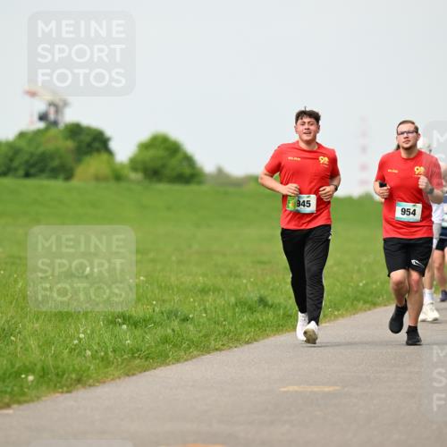 10.05.2026 - 8. Wedeler Halbmarathon Dr. Thomas Lammeyer http://msf.ph/oto/9699120 10.05.2026 11:36:04 Laufen 945, 954 meine-sportfotos.de