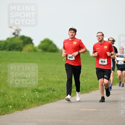 10.05.2026 - 8. Wedeler Halbmarathon Dr. Thomas Lammeyer http://msf.ph/oto/9699128 10.05.2026 11:36:05 Laufen 945, 954 meine-sportfotos.de