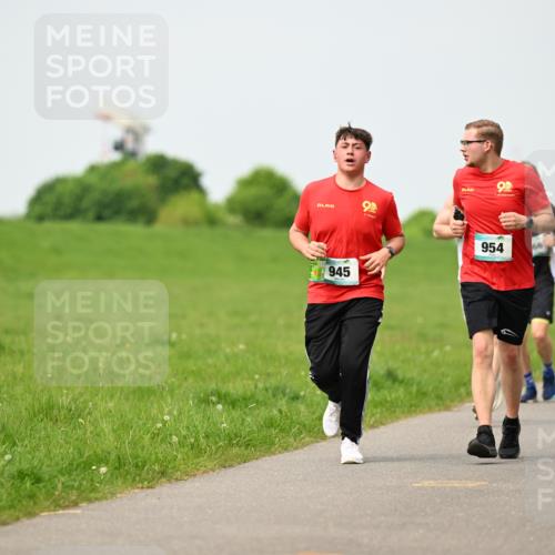 10.05.2026 - 8. Wedeler Halbmarathon Dr. Thomas Lammeyer http://msf.ph/oto/9699130 10.05.2026 11:36:06 Laufen 945, 954 meine-sportfotos.de