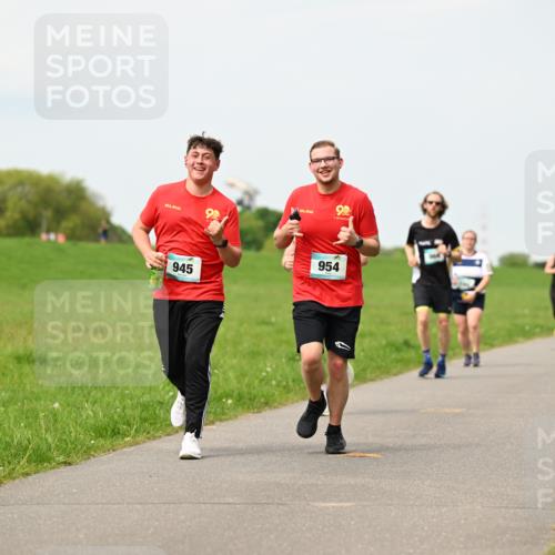 10.05.2026 - 8. Wedeler Halbmarathon Dr. Thomas Lammeyer http://msf.ph/oto/9699136 10.05.2026 11:36:09 Laufen 945, 954 meine-sportfotos.de
