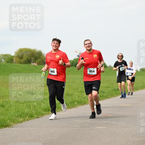 10.05.2026 - 8. Wedeler Halbmarathon Dr. Thomas Lammeyer http://msf.ph/oto/9699138 10.05.2026 11:36:09 Laufen 945, 954 meine-sportfotos.de