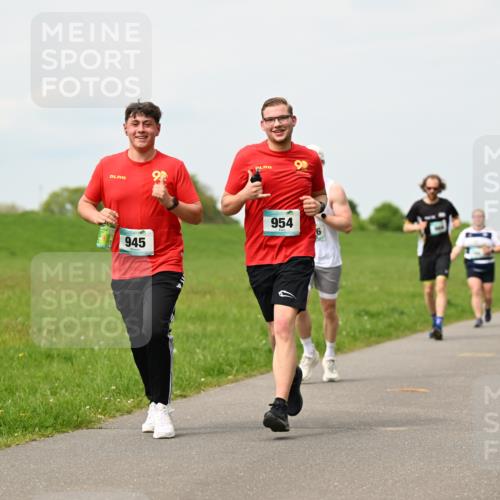 10.05.2026 - 8. Wedeler Halbmarathon Dr. Thomas Lammeyer http://msf.ph/oto/9699143 10.05.2026 11:36:10 Laufen 945, 954 meine-sportfotos.de