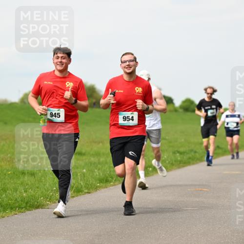 10.05.2026 - 8. Wedeler Halbmarathon Dr. Thomas Lammeyer http://msf.ph/oto/9699144 10.05.2026 11:36:10 Laufen 945, 954 meine-sportfotos.de