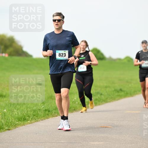 10.05.2026 - 8. Wedeler Halbmarathon Dr. Thomas Lammeyer http://msf.ph/oto/9699185 10.05.2026 11:36:19 Laufen 823, 853 meine-sportfotos.de