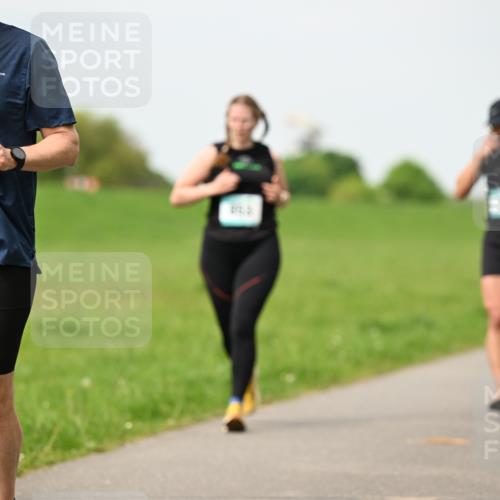 10.05.2026 - 8. Wedeler Halbmarathon Dr. Thomas Lammeyer http://msf.ph/oto/9699194 10.05.2026 11:36:21 Laufen 825 meine-sportfotos.de
