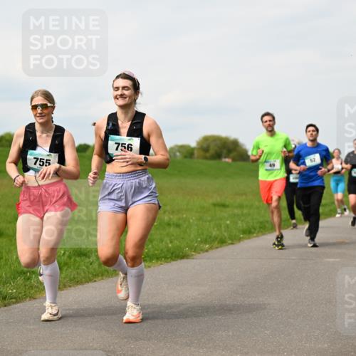 10.05.2026 - 8. Wedeler Halbmarathon Dr. Thomas Lammeyer http://msf.ph/oto/9699294 10.05.2026 11:36:42 Laufen 755, 756 meine-sportfotos.de