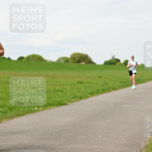10.05.2026 - 8. Wedeler Halbmarathon Dr. Thomas Lammeyer http://msf.ph/oto/9699343 10.05.2026 11:36:50 Laufen 916 meine-sportfotos.de