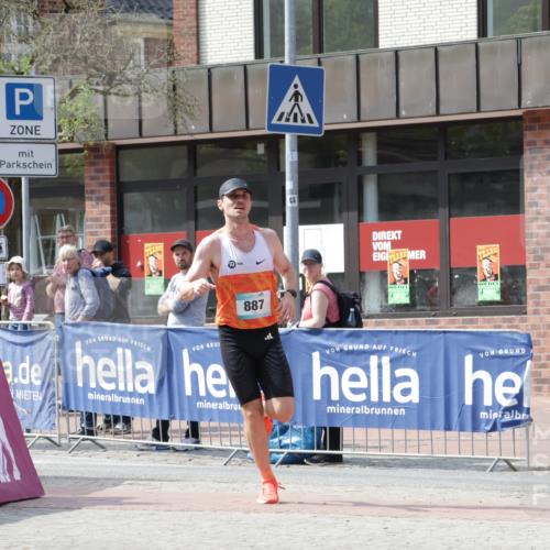 10.05.2026 - 8. Wedeler Halbmarathon Yannick Fuchs http://msf.ph/oto/9699505 10.05.2026 11:14:03 Ziel 887 meine-sportfotos.de