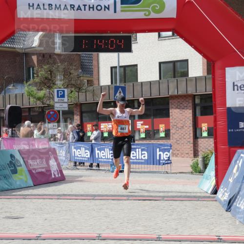 10.05.2026 - 8. Wedeler Halbmarathon Yannick Fuchs http://msf.ph/oto/9699514 10.05.2026 11:14:04 Ziel 887 meine-sportfotos.de