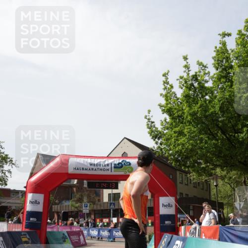 10.05.2026 - 8. Wedeler Halbmarathon Yannick Fuchs http://msf.ph/oto/9699575 10.05.2026 11:14:12 Ziel  meine-sportfotos.de