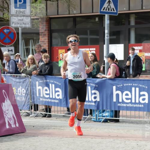 10.05.2026 - 8. Wedeler Halbmarathon Yannick Fuchs http://msf.ph/oto/9699598 10.05.2026 11:16:25 Ziel 2056 meine-sportfotos.de