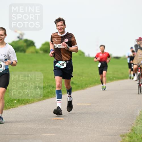 10.05.2026 - 8. Wedeler Halbmarathon Dr. Thomas Lammeyer http://msf.ph/oto/9699616 10.05.2026 11:37:41 Laufen 2120, 725 meine-sportfotos.de