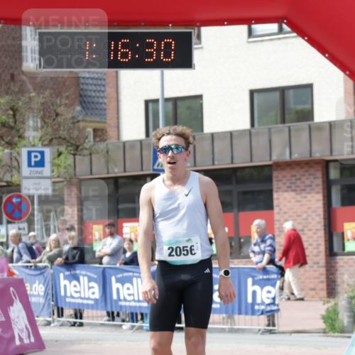 10.05.2026 - 8. Wedeler Halbmarathon Yannick Fuchs http://msf.ph/oto/9699639 10.05.2026 11:16:30 Ziel 2056 meine-sportfotos.de