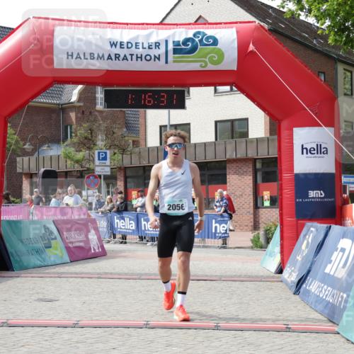 10.05.2026 - 8. Wedeler Halbmarathon Yannick Fuchs http://msf.ph/oto/9699644 10.05.2026 11:16:31 Ziel 2056 meine-sportfotos.de