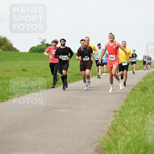 10.05.2026 - 8. Wedeler Halbmarathon Dr. Thomas Lammeyer http://msf.ph/oto/9699647 10.05.2026 11:37:49 Laufen 914, 108, 719, 2237, 370 meine-sportfotos.de