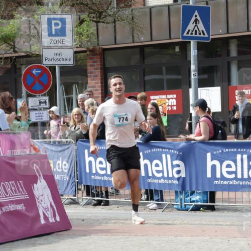 10.05.2026 - 8. Wedeler Halbmarathon Yannick Fuchs http://msf.ph/oto/9699658 10.05.2026 11:17:49 Ziel 774 meine-sportfotos.de