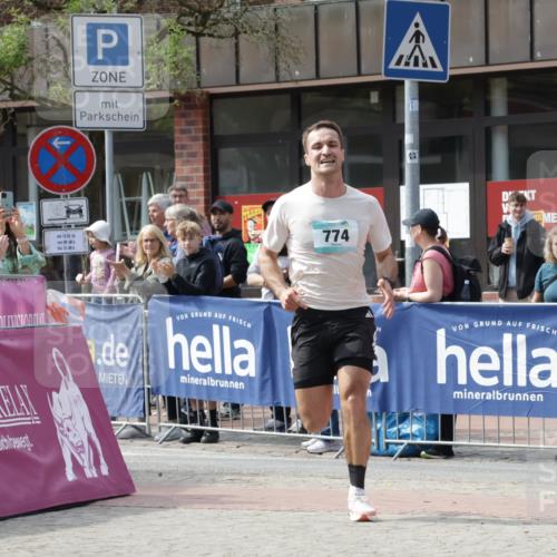 10.05.2026 - 8. Wedeler Halbmarathon Yannick Fuchs http://msf.ph/oto/9699669 10.05.2026 11:17:50 Ziel 774, 2246 meine-sportfotos.de