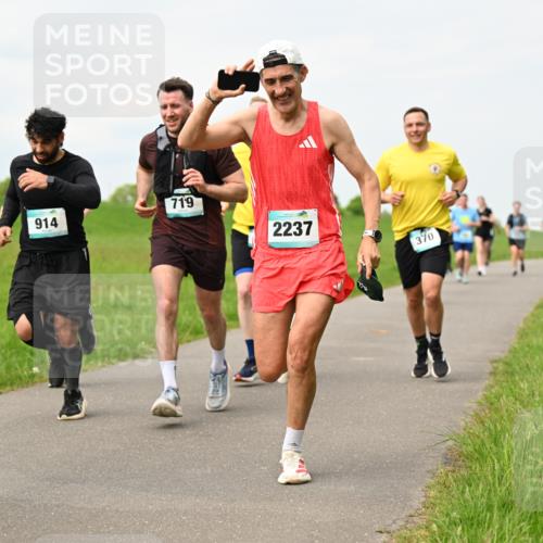 10.05.2026 - 8. Wedeler Halbmarathon Dr. Thomas Lammeyer http://msf.ph/oto/9699690 10.05.2026 11:37:53 Laufen 719, 914, 2237, 370 meine-sportfotos.de