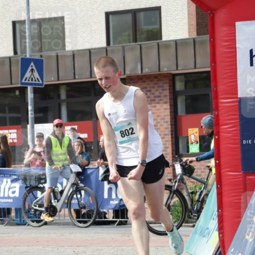 10.05.2026 - 8. Wedeler Halbmarathon Yannick Fuchs http://msf.ph/oto/9699803 10.05.2026 11:18:16 Ziel 802, 2083 meine-sportfotos.de