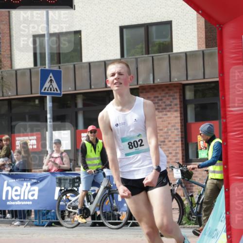 10.05.2026 - 8. Wedeler Halbmarathon Yannick Fuchs http://msf.ph/oto/9699806 10.05.2026 11:18:16 Ziel 802, 2083 meine-sportfotos.de