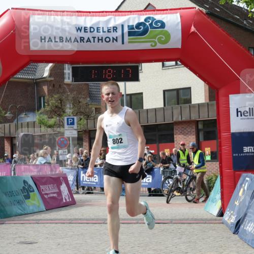 10.05.2026 - 8. Wedeler Halbmarathon Yannick Fuchs http://msf.ph/oto/9699817 10.05.2026 11:18:17 Ziel 802, 2083 meine-sportfotos.de