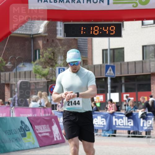 10.05.2026 - 8. Wedeler Halbmarathon Yannick Fuchs http://msf.ph/oto/9699878 10.05.2026 11:18:48 Ziel 2144 meine-sportfotos.de