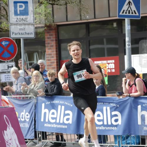 10.05.2026 - 8. Wedeler Halbmarathon Yannick Fuchs http://msf.ph/oto/9699888 10.05.2026 11:19:05 Ziel 961 meine-sportfotos.de