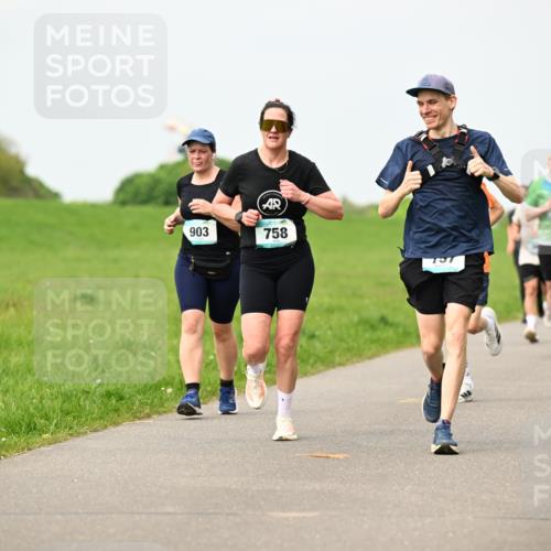 10.05.2026 - 8. Wedeler Halbmarathon Dr. Thomas Lammeyer http://msf.ph/oto/9700007 10.05.2026 11:38:50 Laufen 903, 758, 757, 431 meine-sportfotos.de