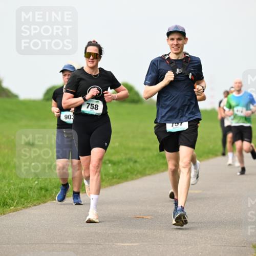10.05.2026 - 8. Wedeler Halbmarathon Dr. Thomas Lammeyer http://msf.ph/oto/9700010 10.05.2026 11:38:51 Laufen 903, 758, 757 meine-sportfotos.de