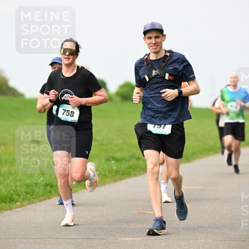 10.05.2026 - 8. Wedeler Halbmarathon Dr. Thomas Lammeyer http://msf.ph/oto/9700013 10.05.2026 11:38:51 Laufen 758, 757 meine-sportfotos.de