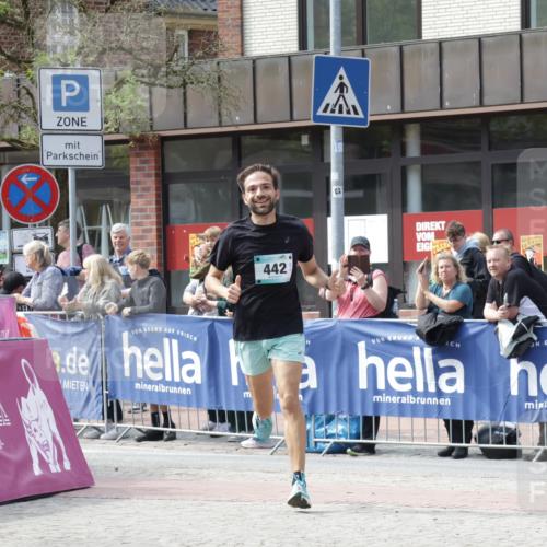 10.05.2026 - 8. Wedeler Halbmarathon Yannick Fuchs http://msf.ph/oto/9700034 10.05.2026 11:19:47 Ziel 279, 442, 2025 meine-sportfotos.de