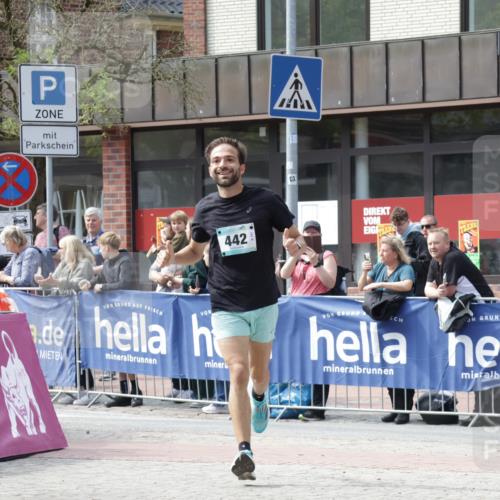 10.05.2026 - 8. Wedeler Halbmarathon Yannick Fuchs http://msf.ph/oto/9700039 10.05.2026 11:19:47 Ziel 279, 442, 2025 meine-sportfotos.de