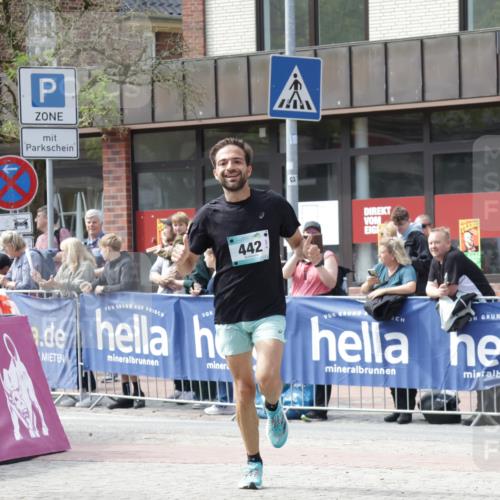 10.05.2026 - 8. Wedeler Halbmarathon Yannick Fuchs http://msf.ph/oto/9700041 10.05.2026 11:19:47 Ziel 279, 442, 2025 meine-sportfotos.de